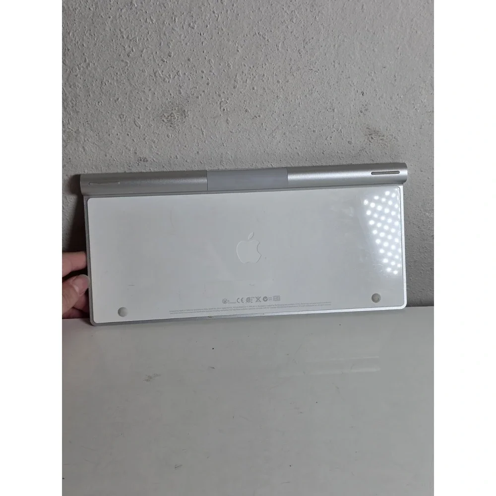 ORIGINAL GENUINE Apple A1314 Wireless Keyboard White Keys Aluminum Metal TESTED